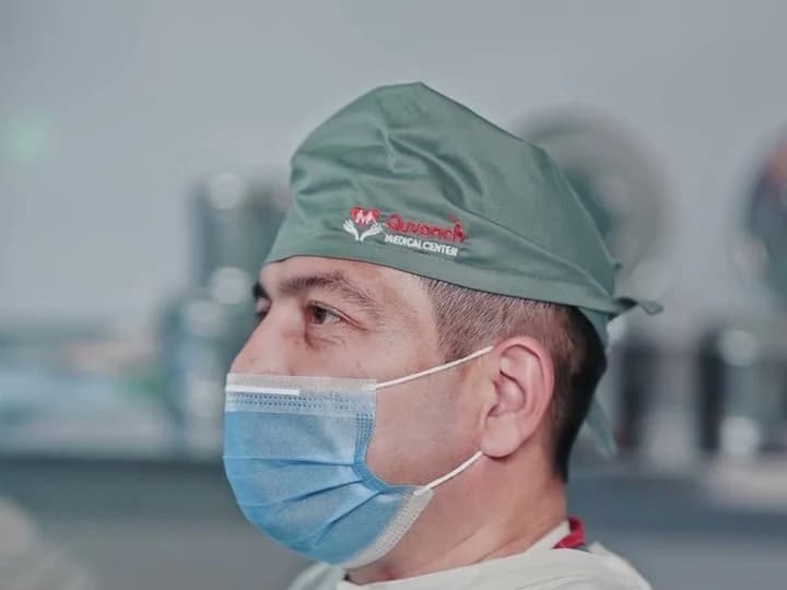 Quvonch Medical Center jarrohi brendli shapkada
