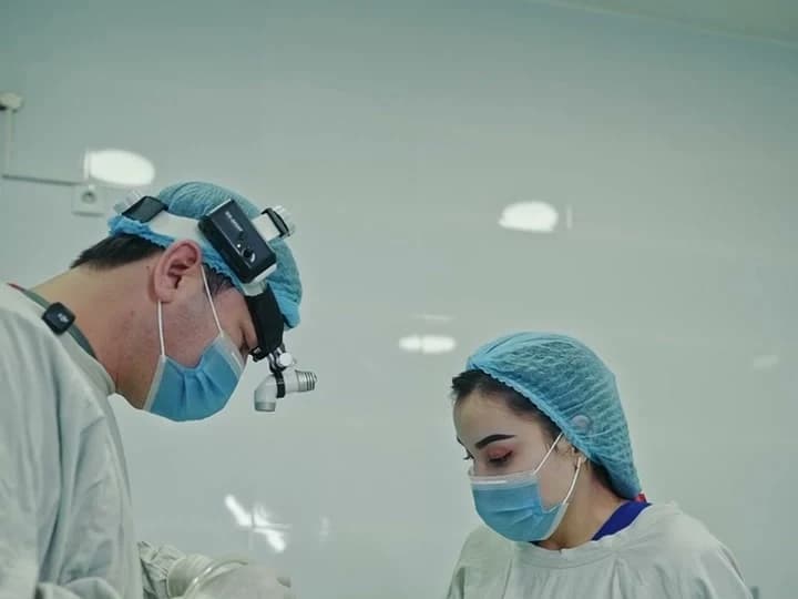 Jarrohlik jamoasi operatsiya xonasida